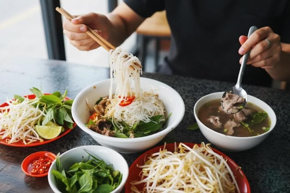 Hương vị đậm đ&agrave;, kết hợp độc đ&aacute;o giữa phở kh&ocirc; v&agrave; nước d&ugrave;ng